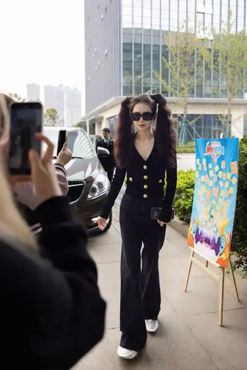 戚薇双马尾羊毛卷造型