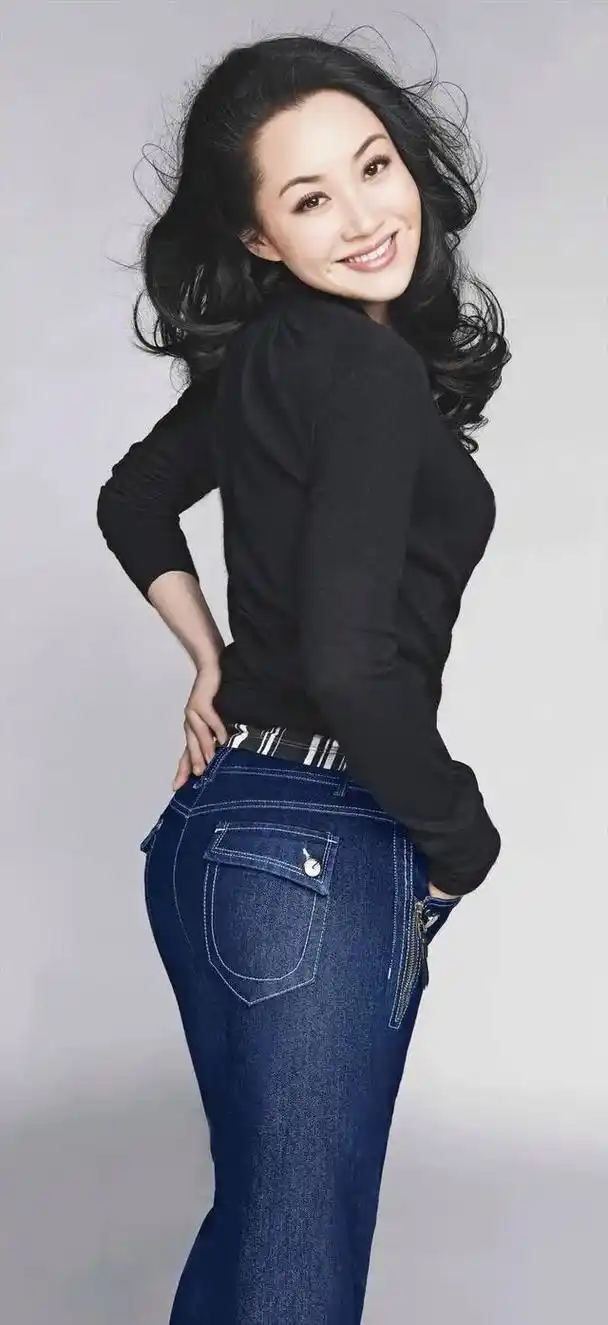 女演员许晴穿牛仔裤