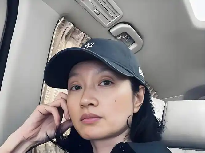 她曾公开揭露潜规则,43岁沈佳妮晒素颜照皮肤黝黑,两字霸气回应