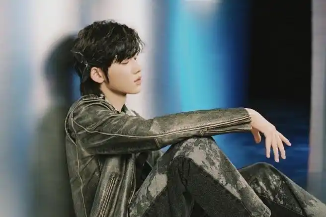 宋亚轩皮衣侧脸随拍#宋亚轩超话帅气的文艺范小宋~闪耀星程,伴你远航