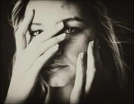 求一张代表表面没事内心伤痕累累的唯美图