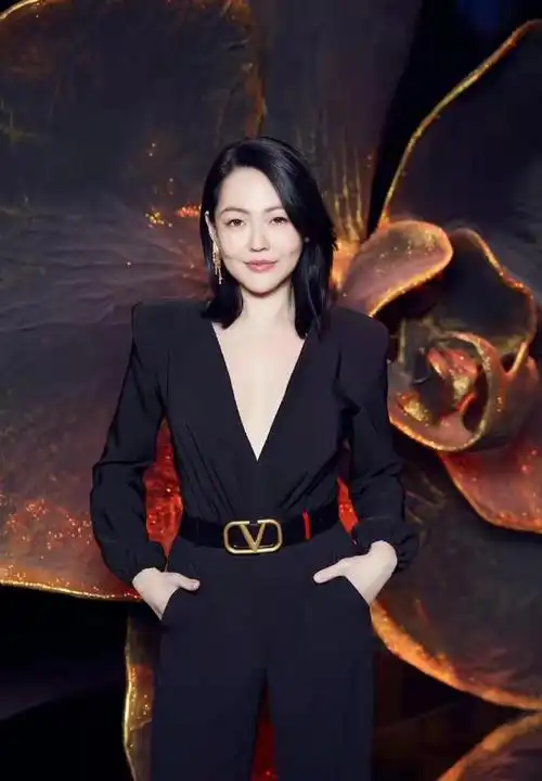 小s看着更像姐姐穿大v领礼服秀平板身材太有女人味