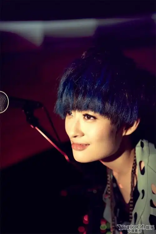 曾轶可杂志写真清新温暖 霓裳艳影诠释音乐故事