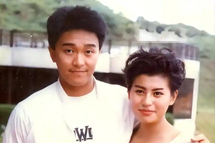 在美国拍戏时,周星驰四处打听哪里有大哥大手机,想买来一部送给女朋友