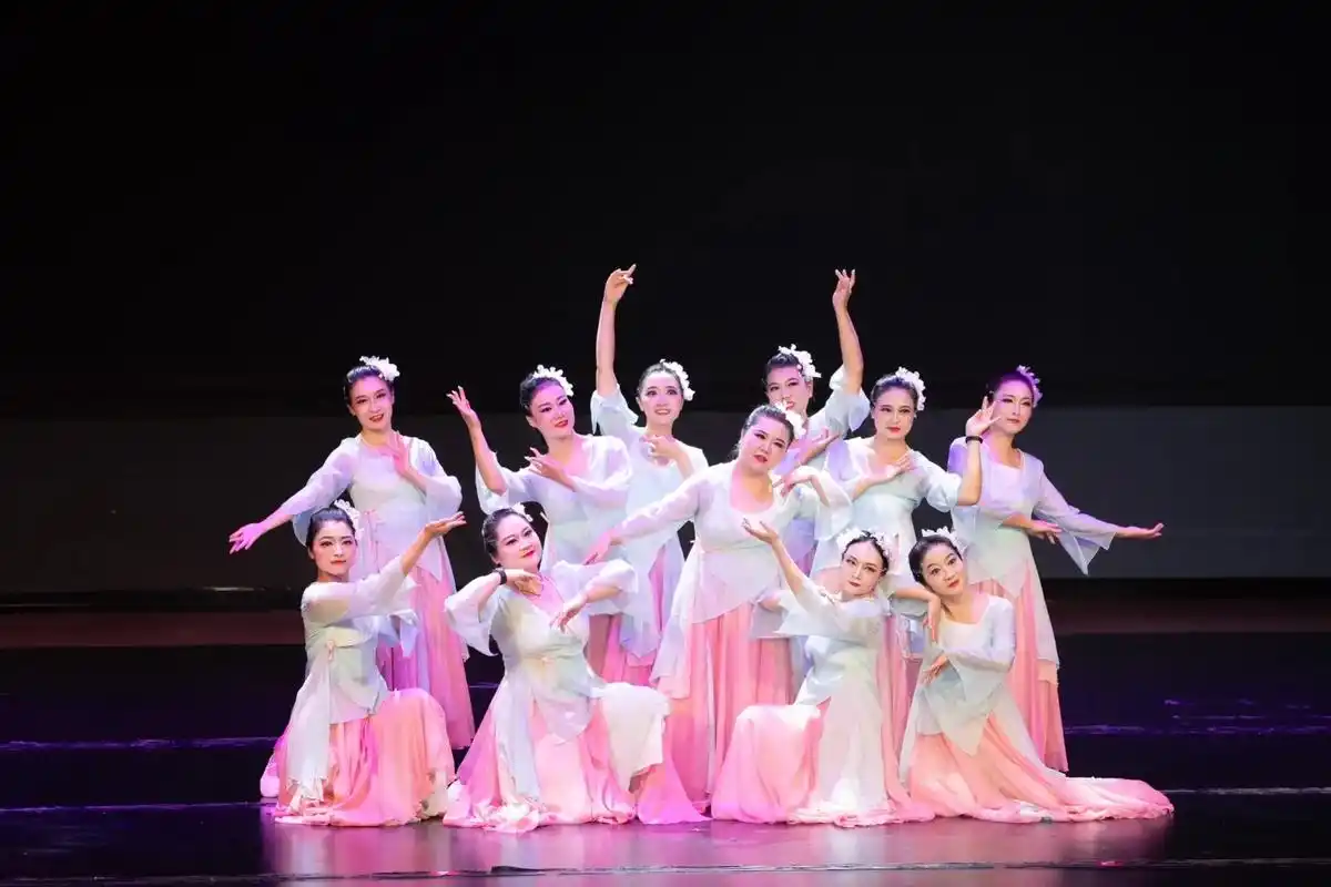 一路生花 #演出 #成人古典舞  - 抖音