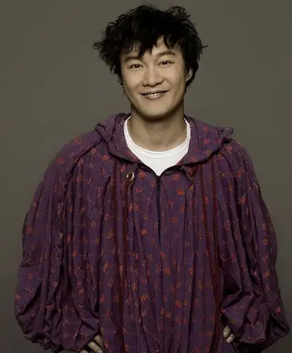 陈奕迅一直走卷发路线啊!