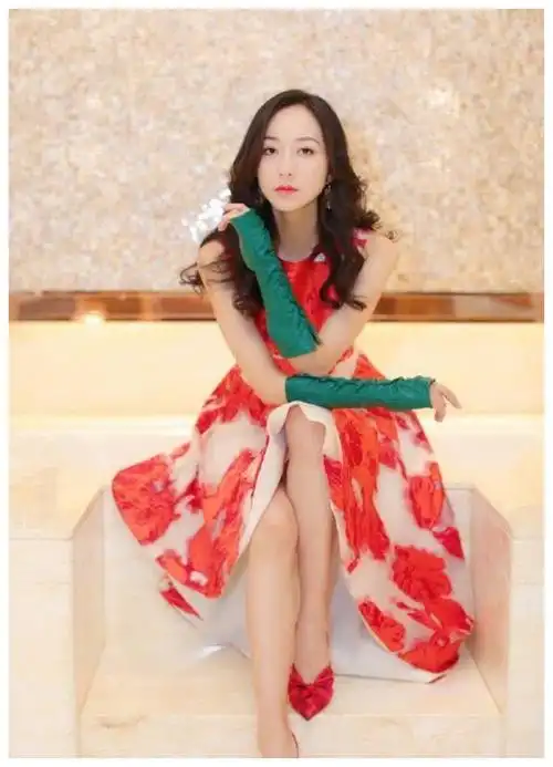 韩雪终于高调了土气的红配绿穿出时尚感不愧是时尚达人