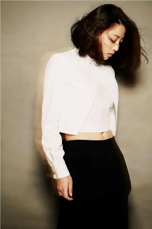 气质明星殷桃白色衬衣性感写真图片