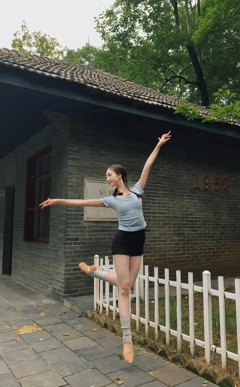 灼灼璞玉 静世芳华.#舞蹈生 #舞蹈随拍 #芳华舞蹈 - 抖音