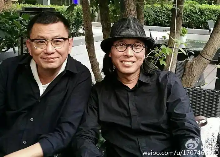 王家卫不戴墨镜的样子