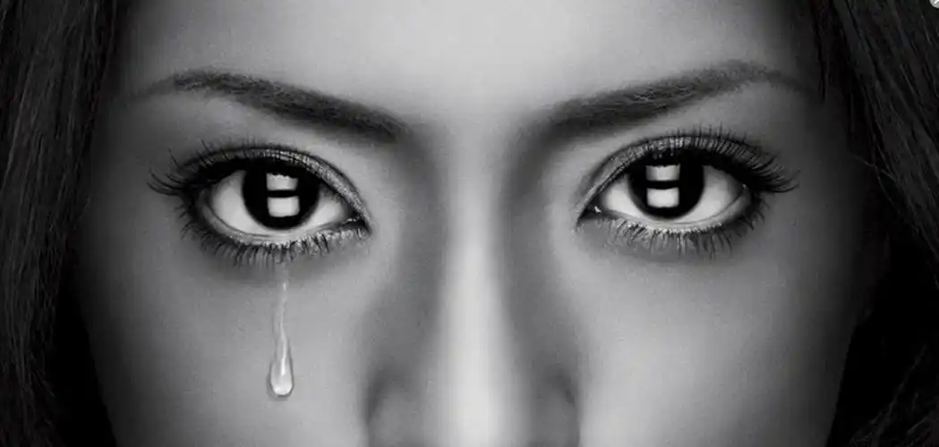 的眼睛会自动闭上;当我们切洋葱时,我们会因为洋葱中辛辣的物质而流泪