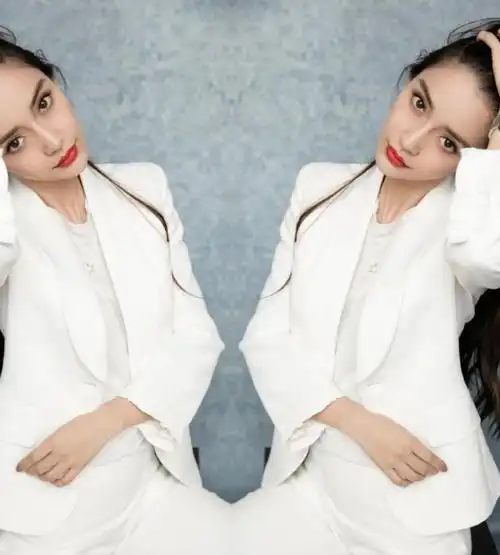 杨颖一身男人装,一袭白色西服,造型很惊艳