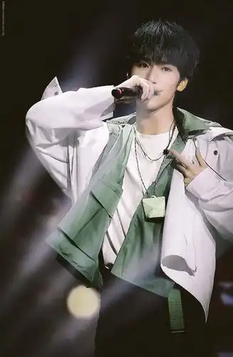 时代少年团:有颜有实力的宝藏弟弟们.帅气弟弟们的手指都在发光