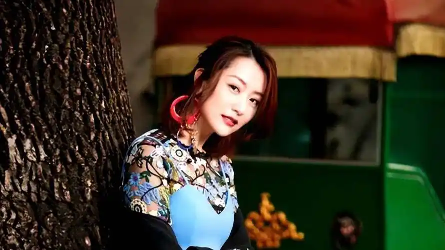 搭档成龙,出道即女主,现沦为背景板,都是结婚害的?_白冰_生活_演艺圈