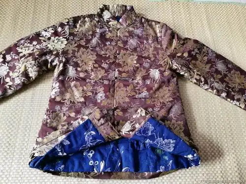 绸缎面棉袄花袄标价为一件价