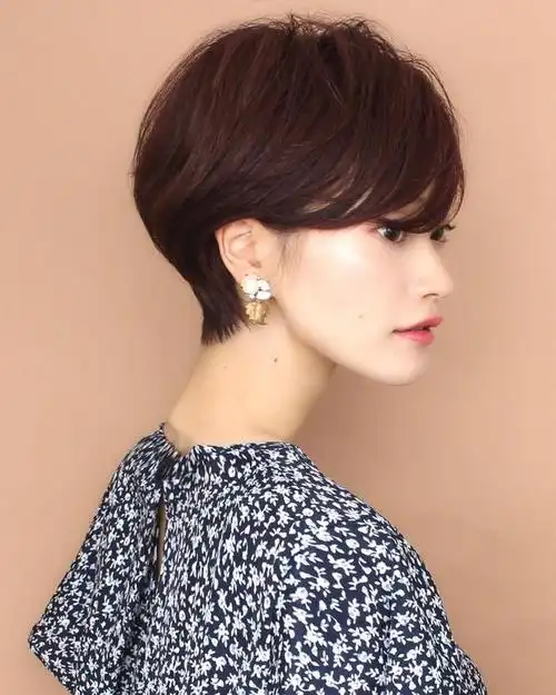 蓬松层次短发