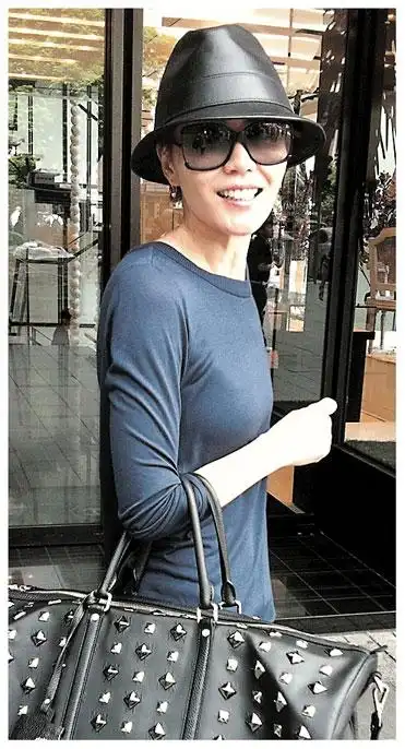 王菲被爆半年前就想变发 形象指导晒其素颜照