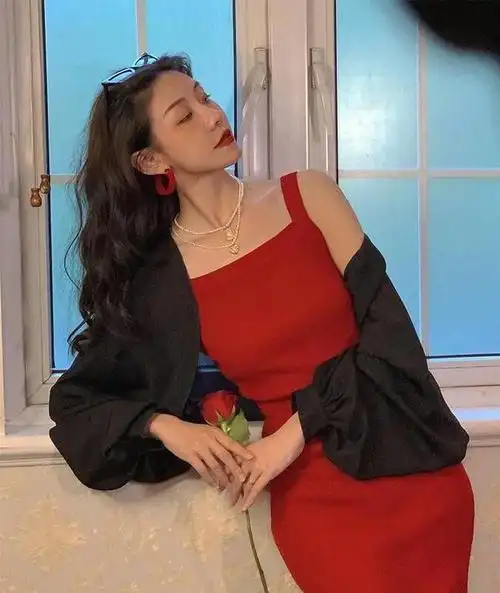 乔欣内衣外穿吊带裙不仅没踩雷瞬间化身性感天使