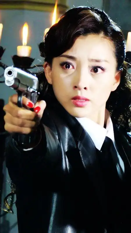 《黑玫瑰》剧照曝光 姜鸿变身"妖娆辣妹"(图)