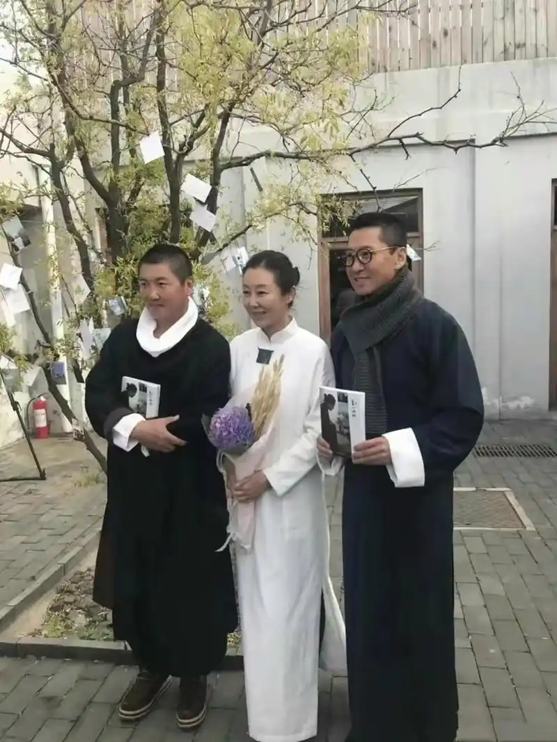 孙楠带二婚妻子亮相,罕见与演员周杰同框合照,孙楠老婆潘蔚一身白色