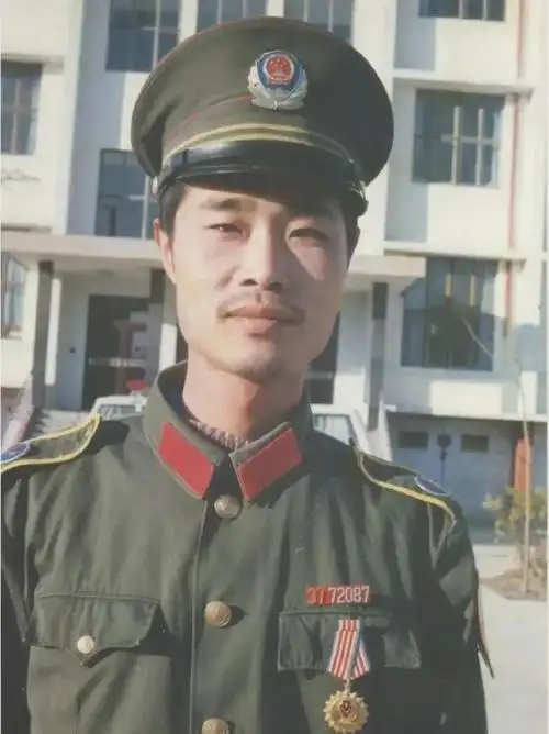 80年代,一名年轻警察的留影,当年这身83式警服特别亲切!