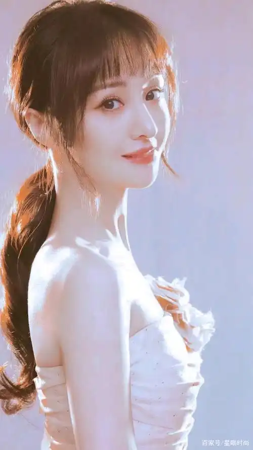 郑爽穿粉色蛋糕裙亮相国剧盛典,齐刘海马尾造型清甜典雅尽显温柔