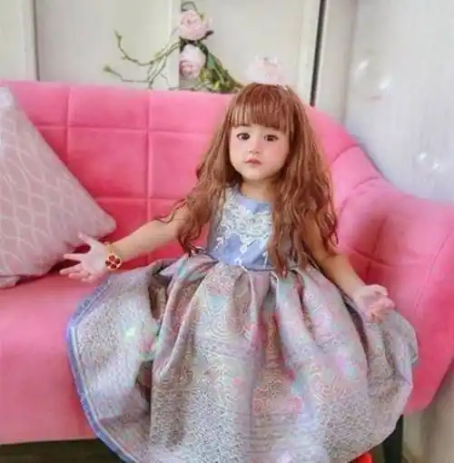 原创3岁女孩因颜值走红,被误以为是"洋娃娃",没料到妈妈更惊艳