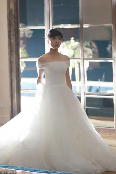 沈月穿婚纱拍新《流星花园》 意外露胸竟全然不知