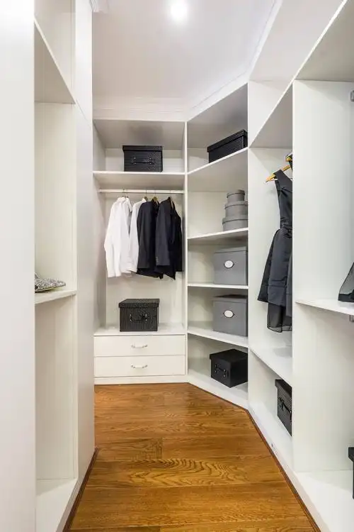 功能区衣柜装修效果图轻奢85平新古典三居衣帽间实景