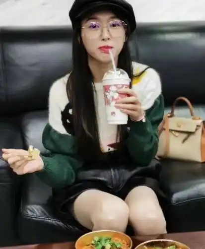 原创唐嫣复出后录快本一身运动装遮不住大长腿路人镜头下脸超小