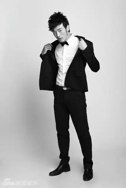 新浪娱乐讯 日前,青年演员刘一推出了一组型男写真,写真中刘一虽身着