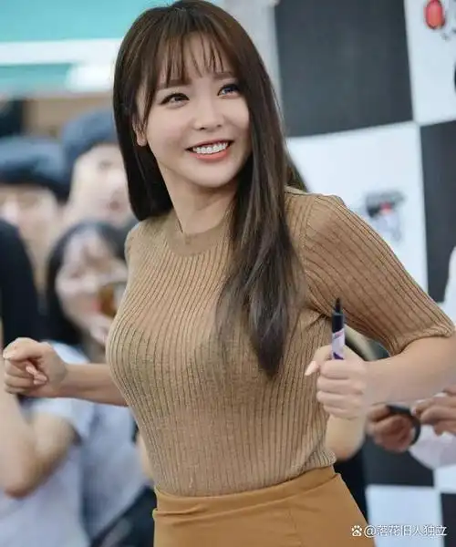 微胖女神洪真英雨中惊艳亮相,湿身衬衣透视装引爆全场!