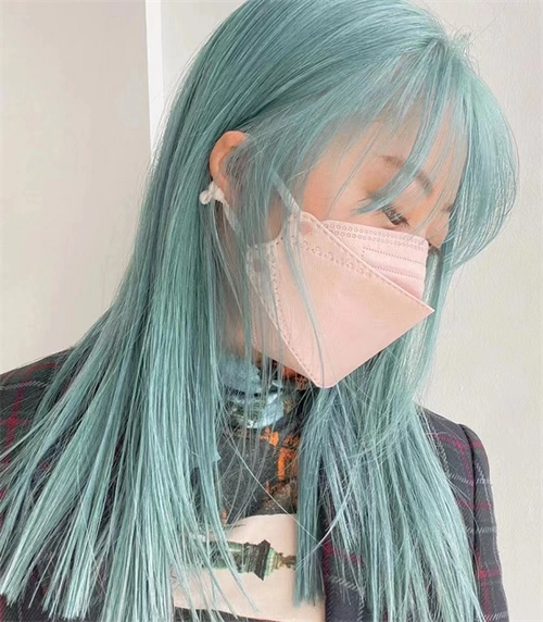 深一些的薄荷绿,头发尽显轻盈丝滑,非常有飘逸动感.