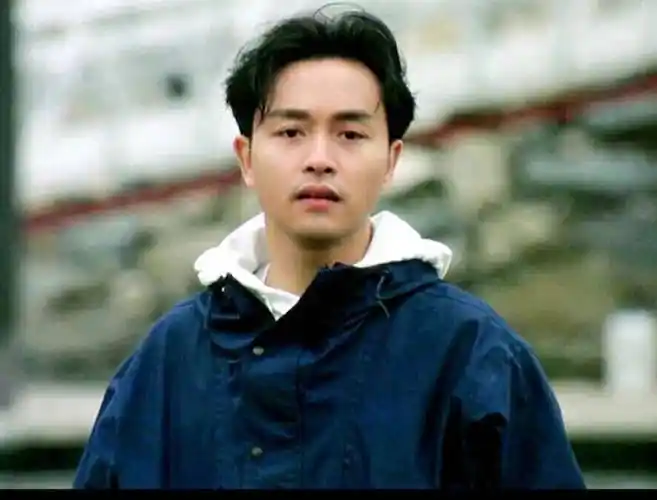 在墙边,鲜花摆满一地,可见大家对张国荣的想念之情.