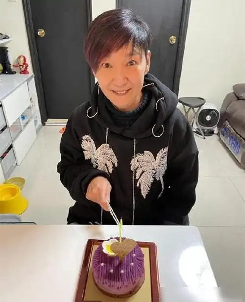 雪梨提前庆56岁生日,皮肤松弛略显老,住所内景曝光,空间狭小|米雪|李