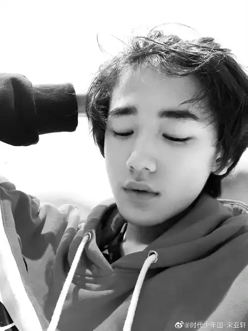 宝宝喜欢的拍照姿势 1@时代少年团-宋亚轩#宋亚轩高考结束晒自拍