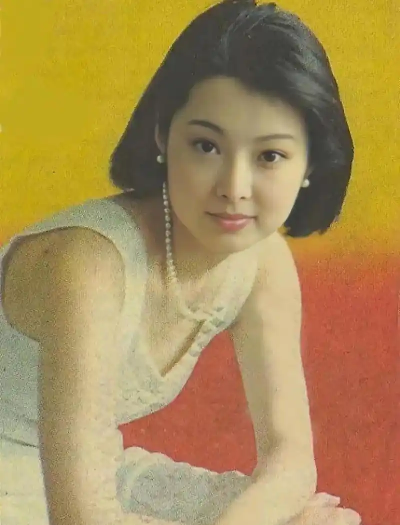 近日,有网友晒出了袁立的近照,49岁的她戴着一个黑色帽子和眼镜,身上