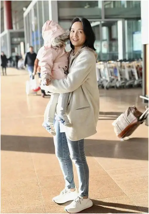 辣妈朱丹走机场穿着朴素无惧素颜单手抱娃妈妈力爆棚