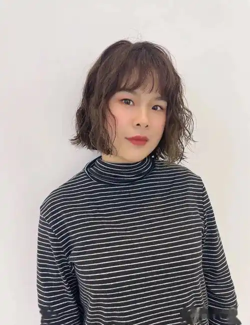 2022发型短发烫个卷显脸小巨减龄