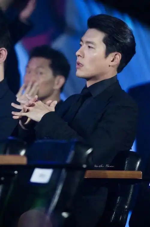 原创玄彬侧颜杀帅照高挺鼻梁微翘睫毛穿白t清爽男友百想台下是禁欲