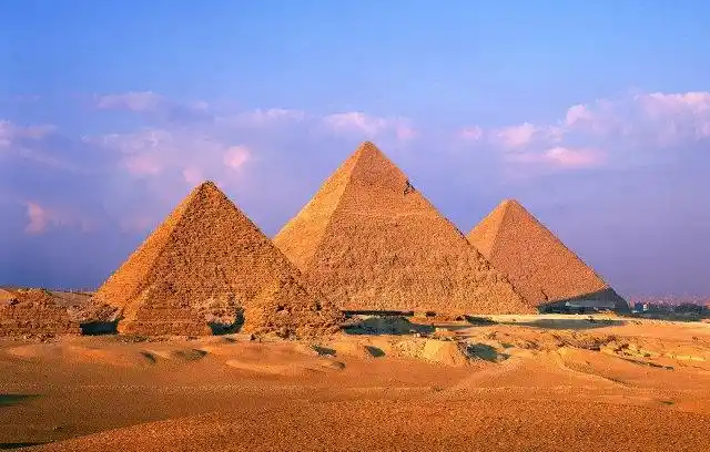 开罗边上的吉萨金字塔群.自左至右,最左边是胡夫金字塔.