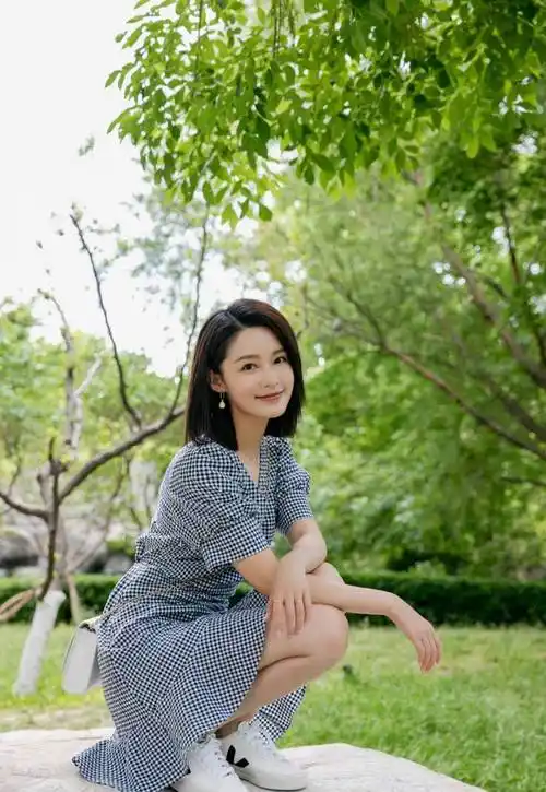 李沁穿衣最大胆的一次,露背装狂秀美背,瘦得让人心疼_显得_上衣_裙子