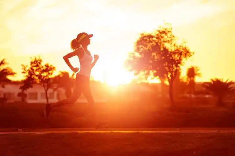 清晨跑步的女子
