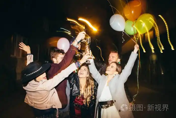 一群朋友开派对. 新年派对.