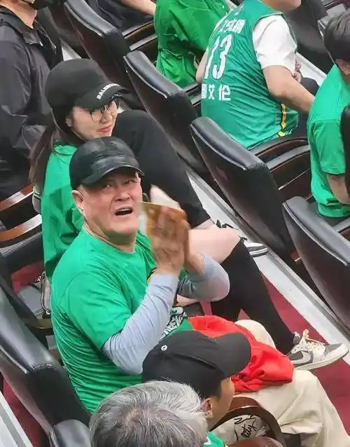 赵本山带美女看篮球比赛,发现有人拍都快哭了,双手合十求放过_大叔