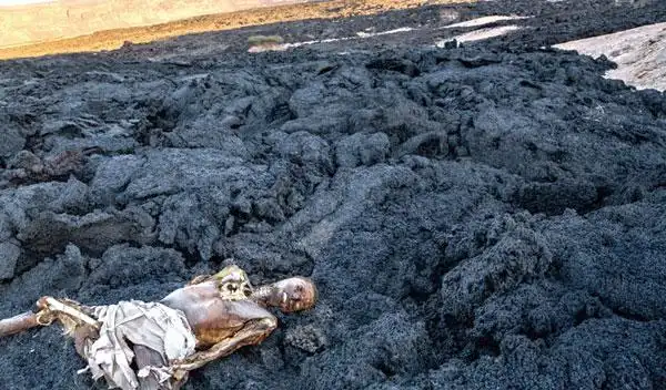 许多不幸的偷渡客成了吉布提岩浆地里的坟墓和尸体.