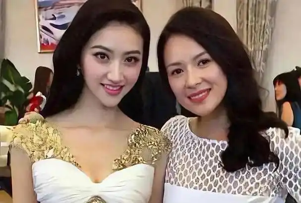 景甜脸又大又宽算不算顶级美女?看看她与张柏芝的合照就明白了