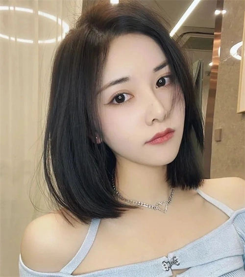 简约内扣锁骨发 c字卷时尚升级_场合发型 - 美发站