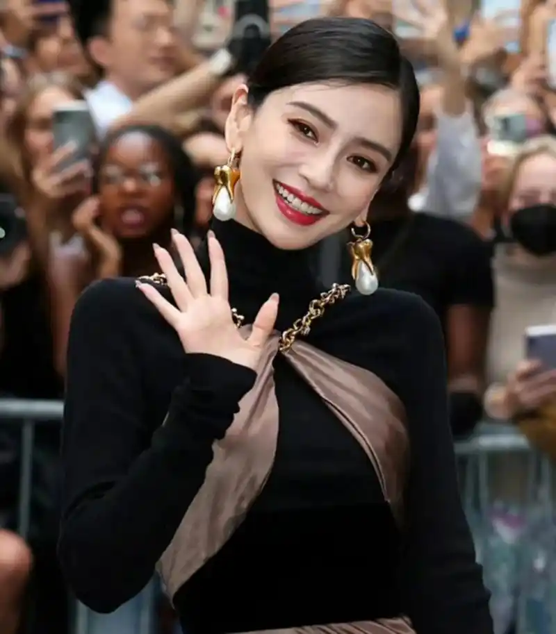 一位知情人爆料称,杨颖参与的综艺节目《奔跑吧》已经不再给予她飞行