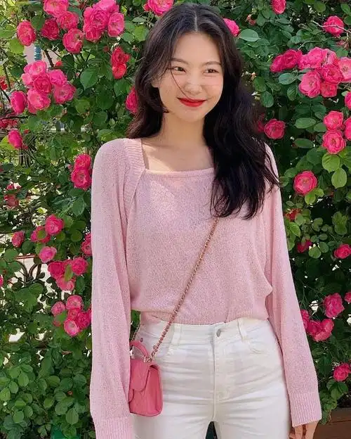 今天t爷给大家介绍的时尚博主是kimehwa,一位笑容超